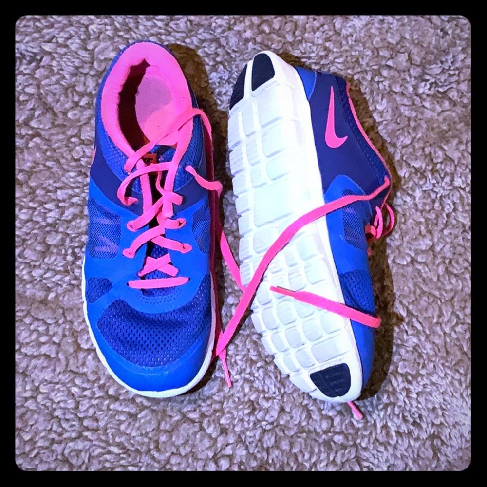Nike sports tennis shoes